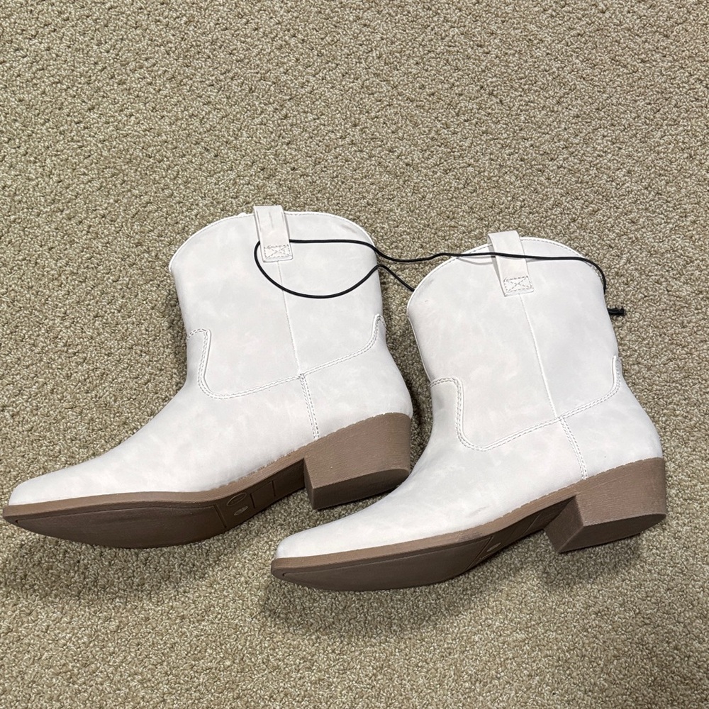 Arizona Jean Company White Ankle Boots